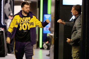 雷竞技电竞 湖人更衣室领袖 